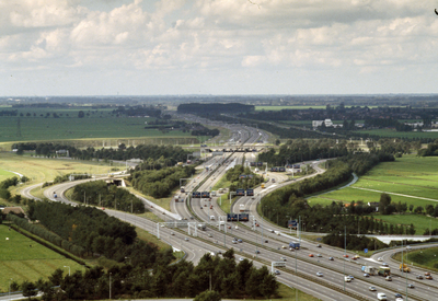 834837 Overzicht van de autosnelweg A12 en het knooppunt Oudenrijn te Utrecht, vanaf het Rijkskantorengebouw Westraven ...